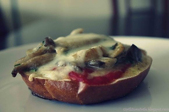 Grzanki z boczniakami, pastą pomidorową i serem