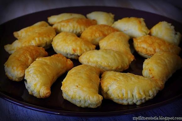 Pierogi z pieczarkami na cieście francuskim