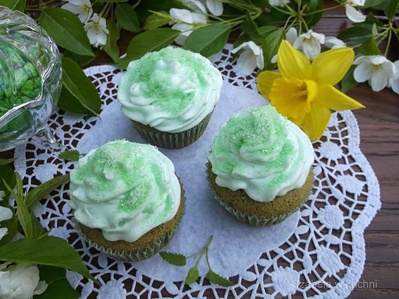 Muffinki z pokrzywą i miętową bitą śmietaną