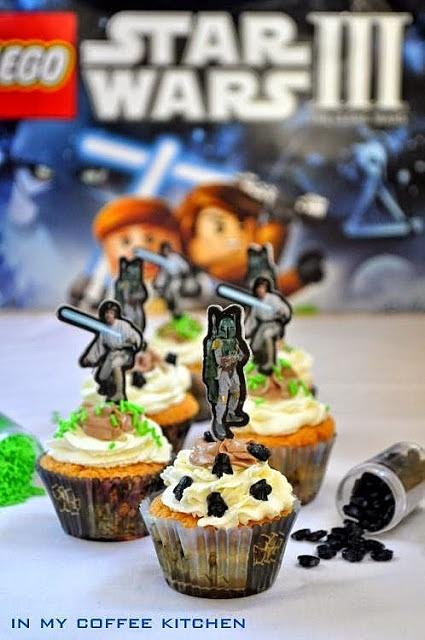 Babeczki waniliowe z bitą śmietaną na star wars day