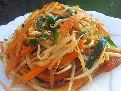 Błyskawiczne spaghetti bez makaronu z kiełkami papryką i dymką