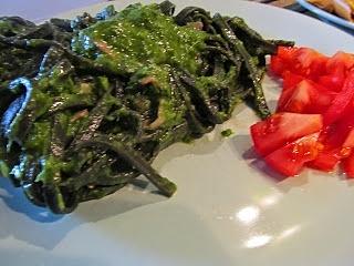 Czarny makaron z pesto z natki pietruszki