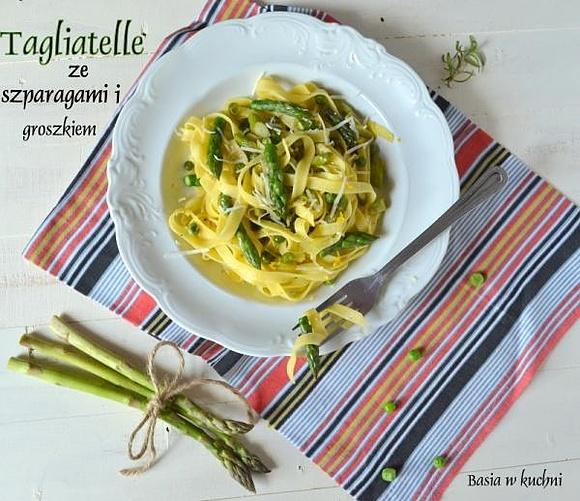 Tagliatelle ze szparagami i groszkiem