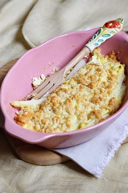 Crumble szparagowe jako przystawka z ricottą i parmezanem