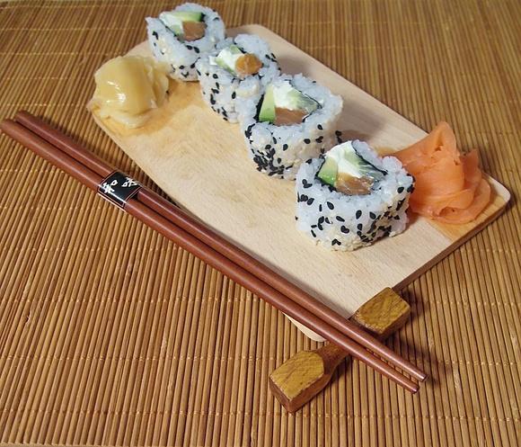 Philadelphia rolls - uramaki z serem śmietankowym i łososiem