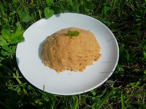 Hummus w zdrowszej wersji z suszonymi pomidorami i pestkami