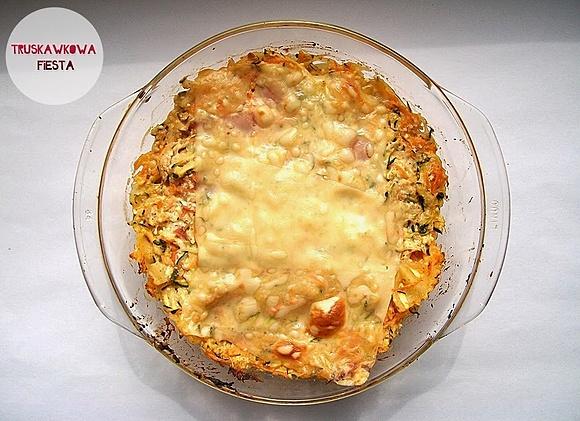 Zapiekanka z cukinią marchewką twarogiem i makaronem