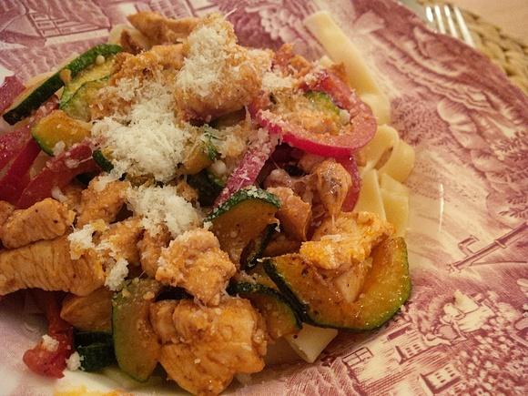 Tagliatelle z kurczakiem i cukinią