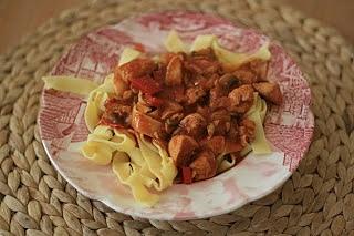 Tagliatelle z kurczakiem w sosie pomidorowym