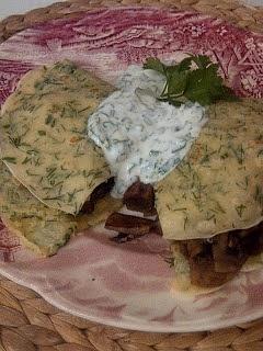 Naleśniki z pieczarkami w sosie ziołowo-jogurtowym