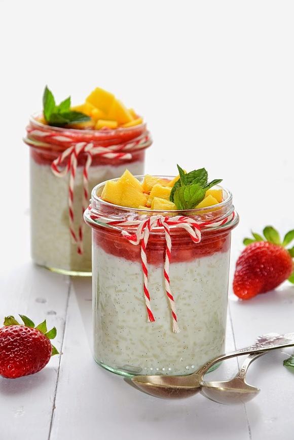 Pudding ryżowy z truskawkami i mango
