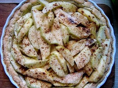 Tarta z jabłkami, gruszką i orzechami pod sos czekoladowy