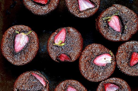 Muffiny czekoladowe z truskawkami bez mąki