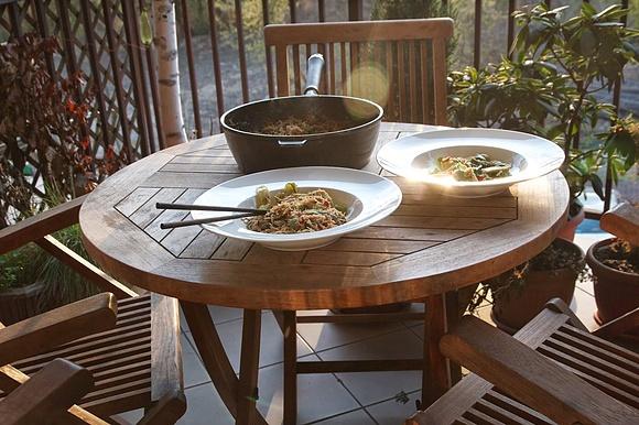 Smażony makaron z pak choi i zielonymi warzywami