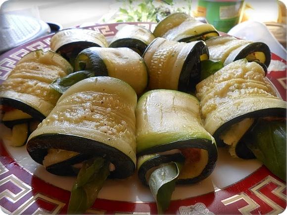 Roladki z cukinii z serem gorgonzola i suszonymi pomidorami