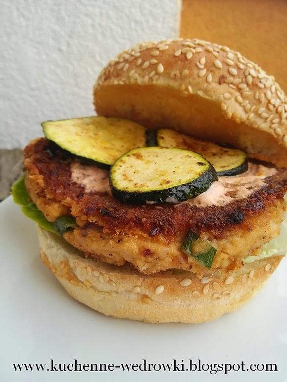 Burger z ciecierzycy, sera feta i suszonych pomidorów