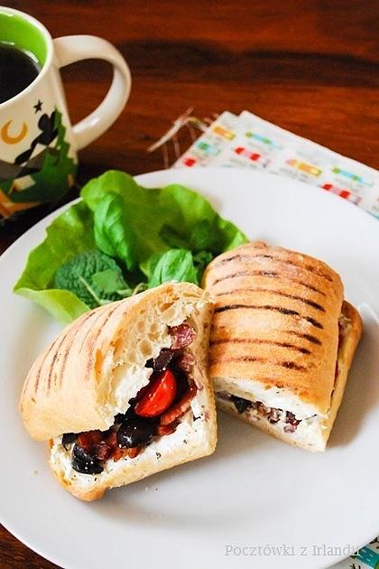 Ciabatta z boczkiem i oliwkami