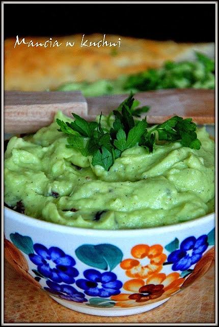 Pasta z avocado z suszonymi śliwkami