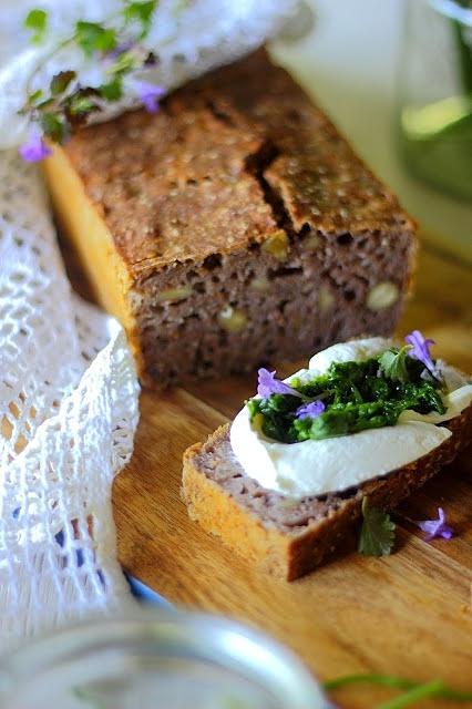 Labneh z czosnkiem niedźwiedzim i kwiatami na śniadanie
