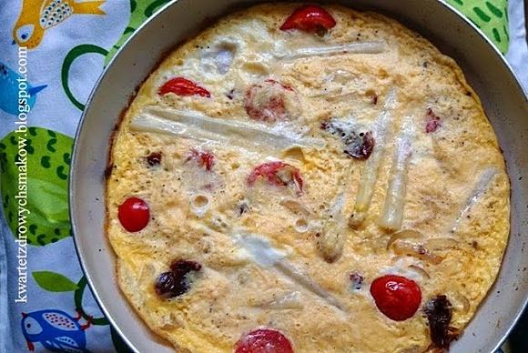Frittata ze szparagami, pomidorkami i suszonymi pomidorami