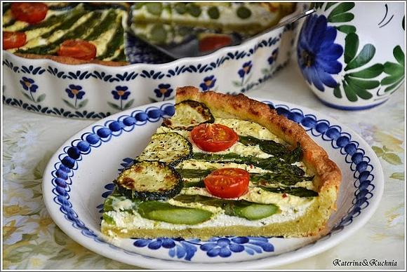 Tarta z ricottą, bakłażanem, szparagami i cukinią