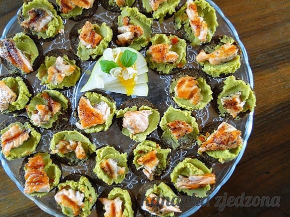 Mini kanapki z grillowanym łososiem i pastą z zielonego groszku