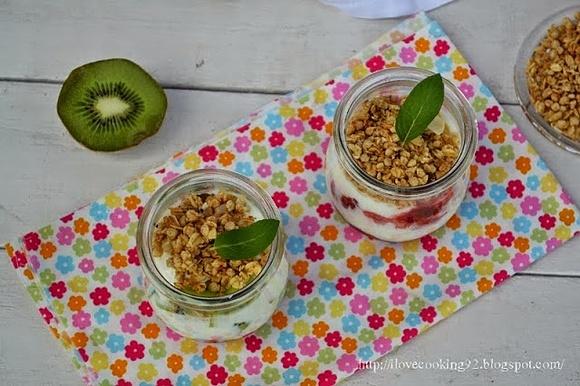 Deser z jogurtem naturalnym i owocami