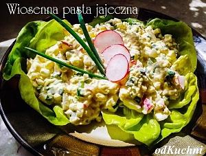 Wiosenna pasta jajeczna ze szczypiorkiem i rzodkiewką zawijana w liście sałaty