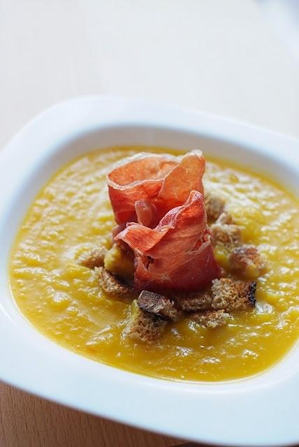 Zupa krem z dyni z chipsem z szynki parmeńskiej