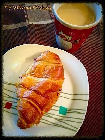 Croissant z karmelizowaną cebulą i camembertem