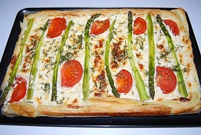 Tarta ze szparagami i pomidorami