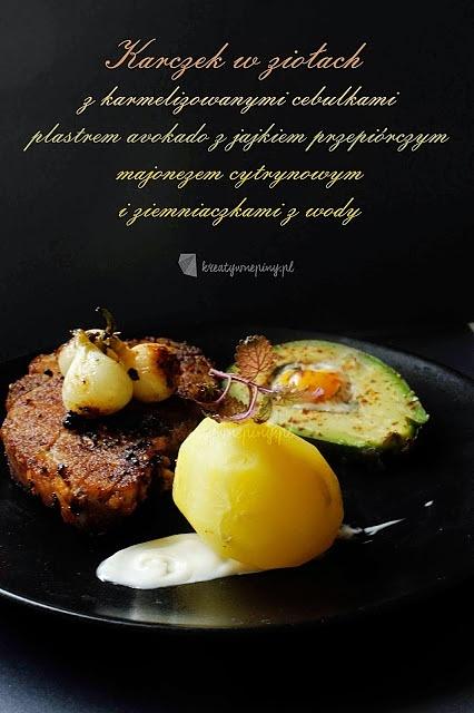 Karczek w ziołach z karmelizowanymi cebulkami i zapiekanym avocado