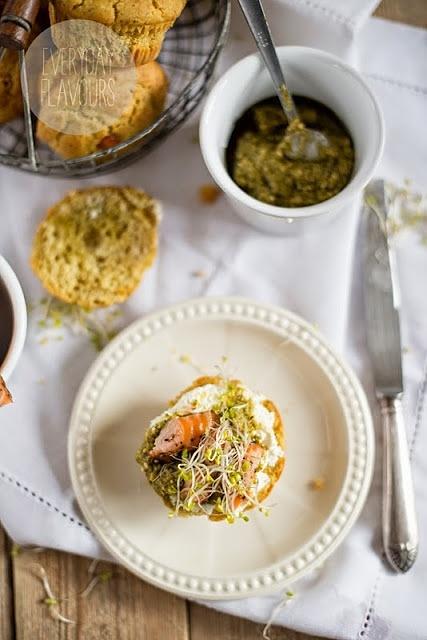 Muffiny z łososiem serkiem i pesto