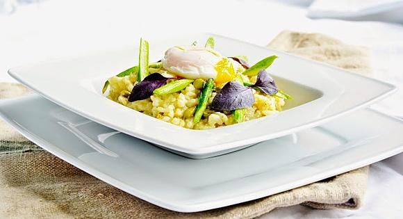 Risotto ze szparagami, pietruszką i jajkiem w koszulce