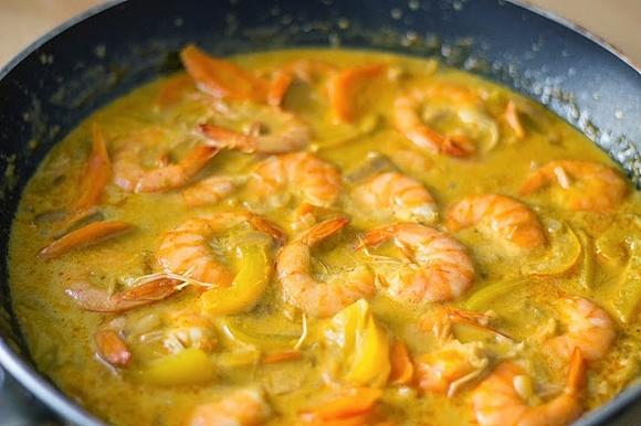 Tajskie żółte curry z krewetkami i mlekiem kokosowym