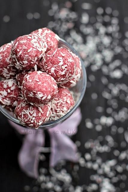Różowe kulki z kokosa i acai