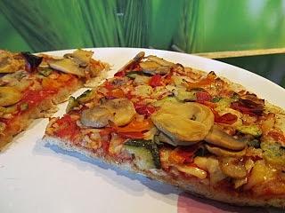 Otrębowa pizza z warzywami