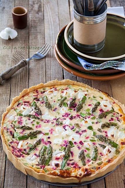 Tarta ze szparagami, botwinką i kozim serem