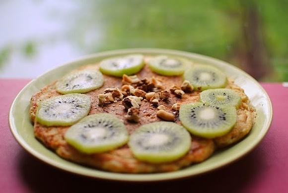 Omlet z serkiem wiejskim i owocami