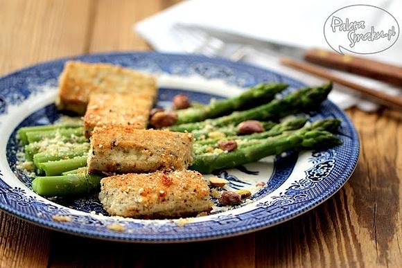 Nuggetsy z tofu i szparagi z pistacjami