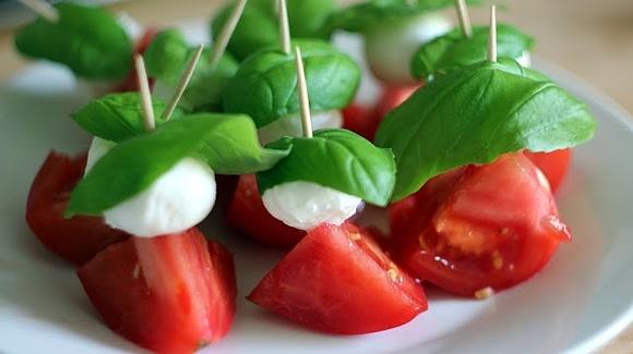 Caprese - sałatka z mozzarelli i pomidorów, koreczki