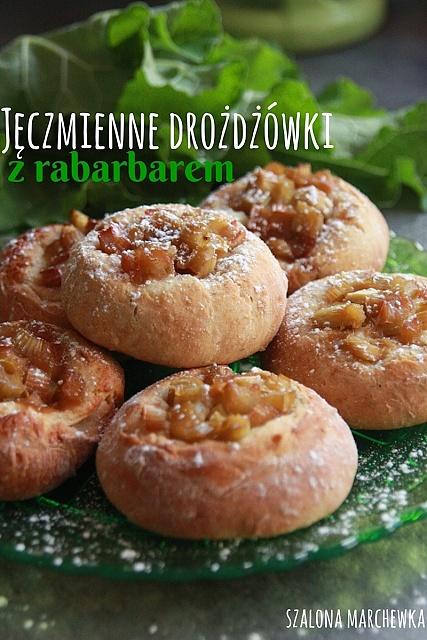 Jęczmienne drożdżówki z rabarbarem