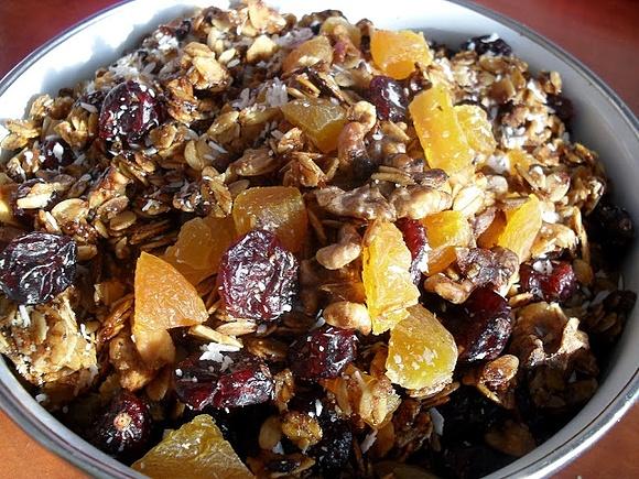 Granola z żurawiną, morelami i kokosem