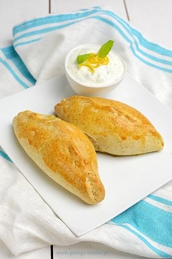 Pieczone pierogi ze szpinakiem, fetą i boczniakami