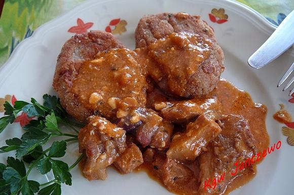 Pulpety chlebowe z gulaszem