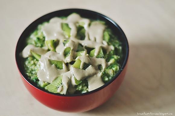 Owsianka na mleku ryżowym z jarmużem kiwi i tahini