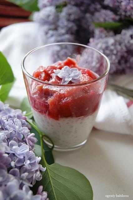 Pudding z tapioki z karmelizowanym rabarbarem