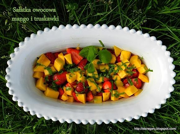 Sałatka owocowa z mango i truskawkami, mięta i limonka