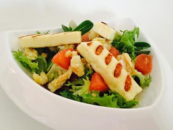 Sałata z dorszem, serem halloumi i grejpfrutem