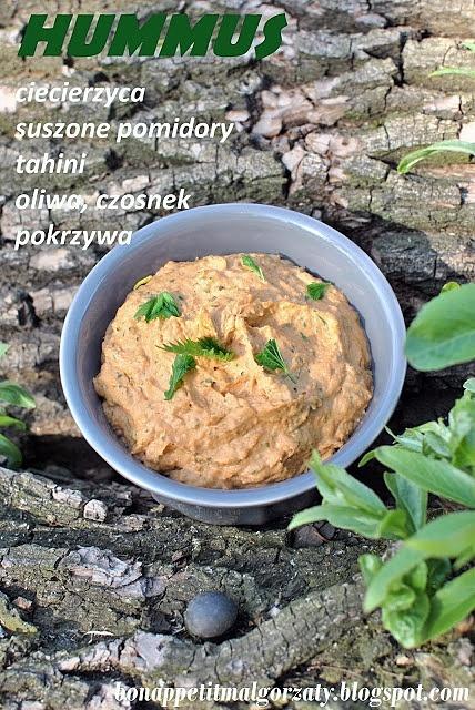 Hummus z pokrzywą i suszonymi pomidorami